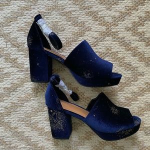 Urban Outfitters blue velvet heels with gold